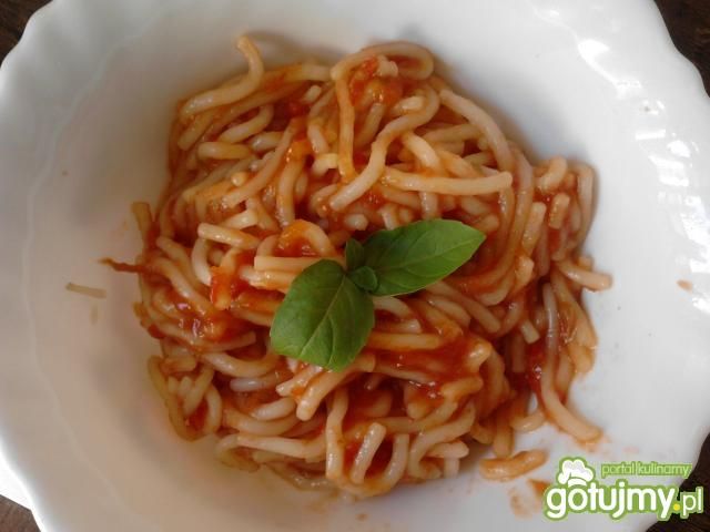 Makaron z sosem pomidorowym dla malucha