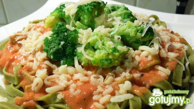 Makaron z sosem pomidorowym i brokułami