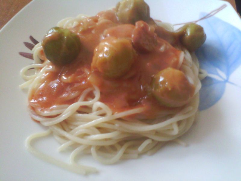 Makaron z sosem pomidorowym i brukselką