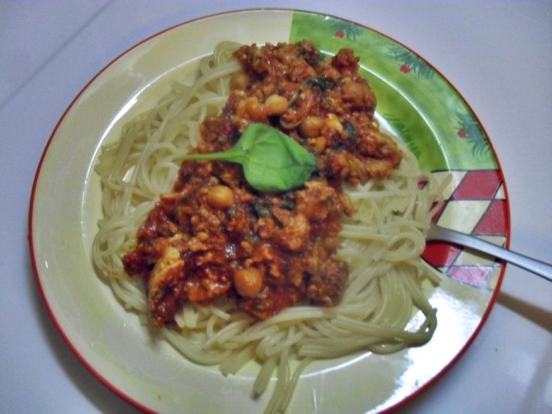 Makaron z sosem pomidorowym i ciecierzycą