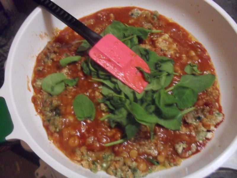 Makaron z sosem pomidorowym i ciecierzycą