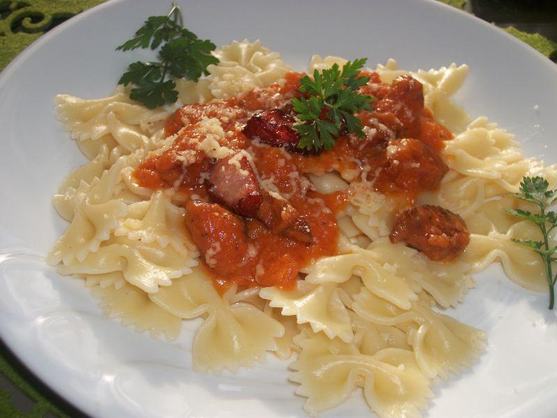 Makaron z sosem pomidorowym i kiełbasą Makaron z sosem pomidorowym i kiełbasą