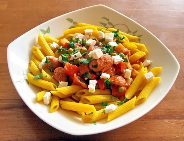 makaron z sosem pomidorowym i kiełbaską makaron z sosem pomidorowym i kiełbaską
