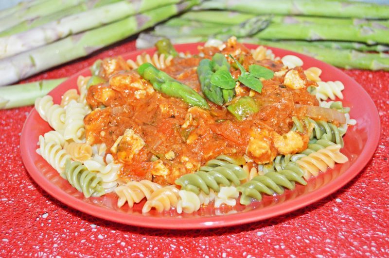 Makaron z sosem pomidorowym i kurczakiem