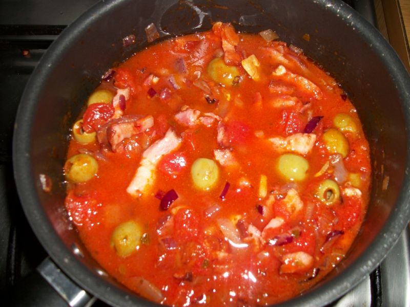 Makaron z sosem pomidorowym i oliwkami