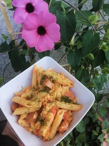 Makaron z sosem pomidorowym i parówką