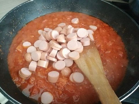 Makaron z sosem pomidorowym i parówką