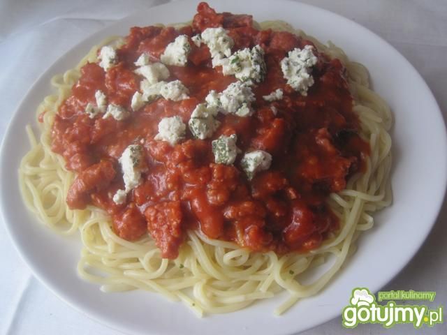 Makaron z sosem pomidorowym i serem.
