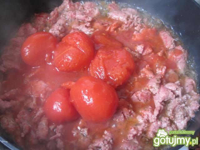 Makaron z sosem pomidorowym i serem.