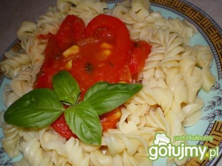 Makaron z sosem pomidorowym i warzywami