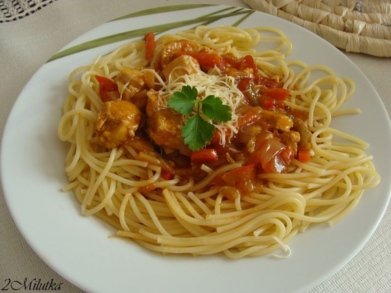 Makaron z sosem pomidorowym i wędzonym radamerem