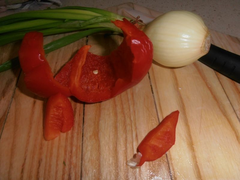 Makaron z sosem pomidorowym i wędzonym radamerem