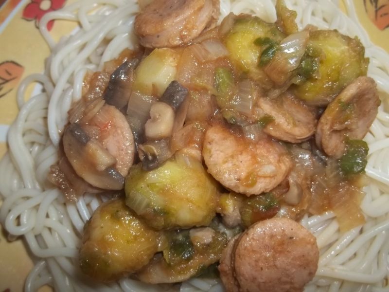 Makaron z sosem pomidorowym z brukselką Makaron z sosem pomidorowym z brukselką