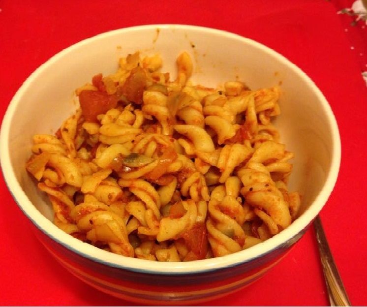 Makaron z sosem pomidorowym z dodatkami