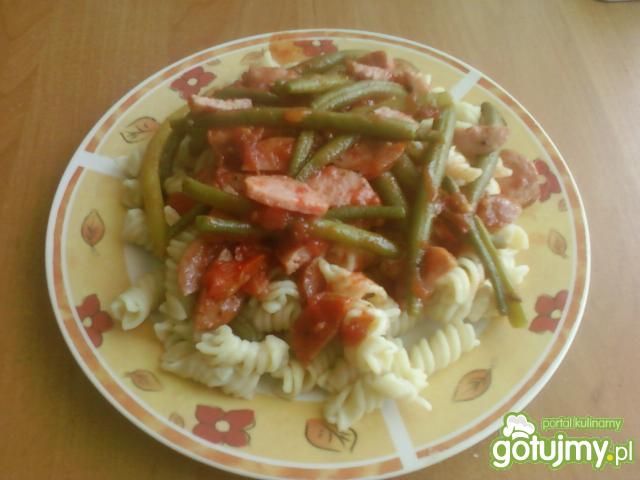 Makaron z sosem pomidorowym z fasolką Makaron z sosem pomidorowym z fasolką