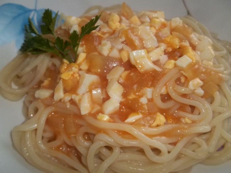 Makaron z sosem pomidorowym z jajkami wg Gosi