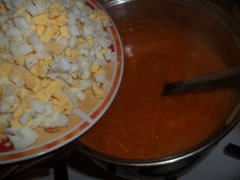 Makaron z sosem pomidorowym z jajkami wg Gosi