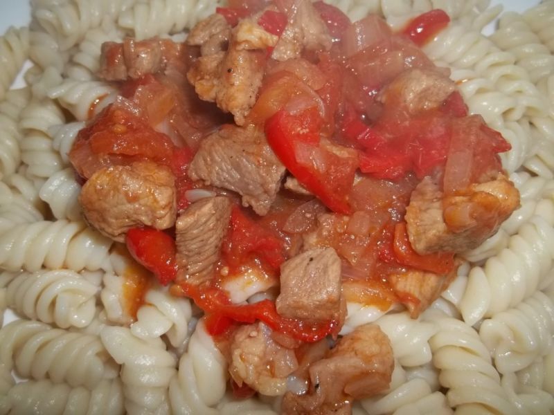 Makaron z sosem pomidorowym z mięsem Makaron z sosem pomidorowym z mięsem