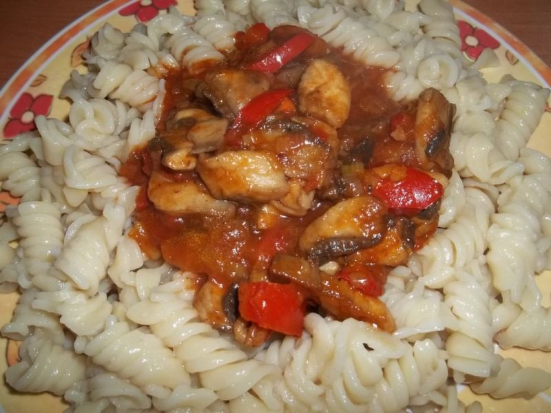 Makaron z sosem pomidorowym z pieczarkami Makaron z sosem pomidorowym z pieczarkami