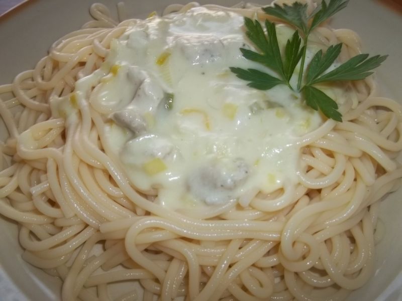 Makaron z sosem porowym i filetem z kurczaka