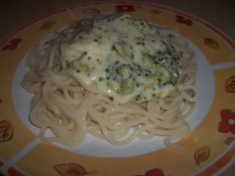 Makaron z sosem serowo - brokułowym