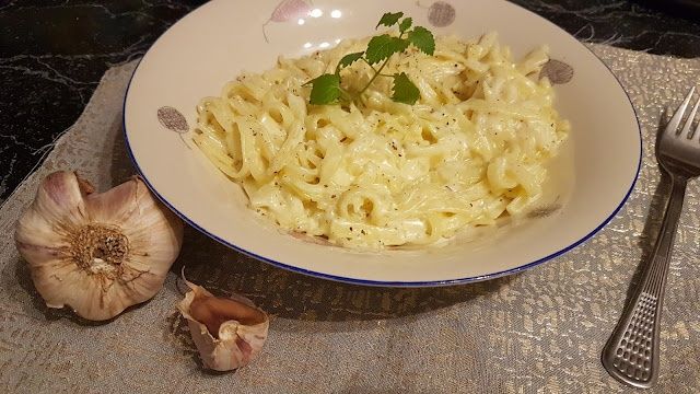 Makaron z sosem serowo-czosnkowym