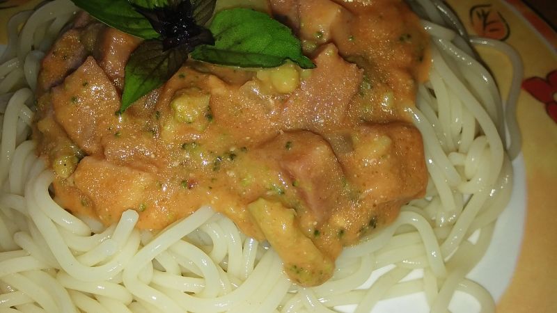 Makaron z sosem serowo pomidorowym z brokułami... Makaron z sosem serowo pomidorowym z brokułami...