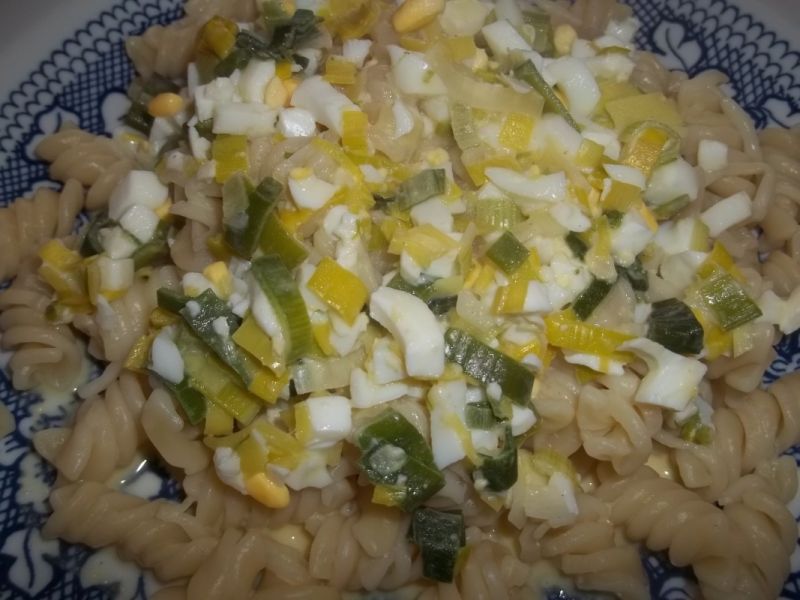 Makaron z sosem serowo - porowym z jajkami