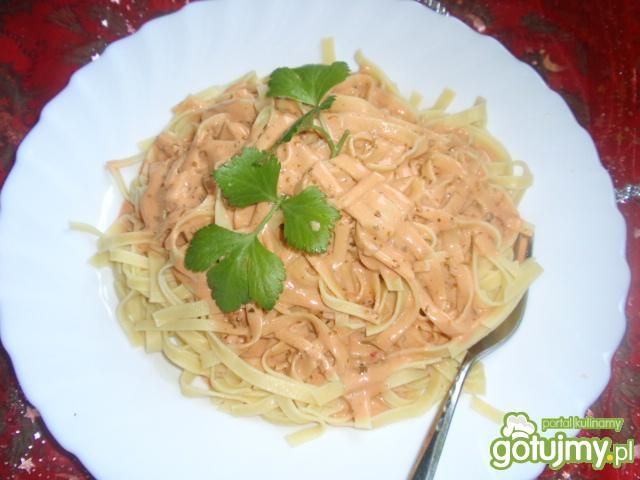 Makaron z sosem  serowo śmietankowym.