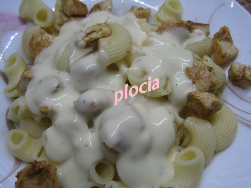 Makaron z sosem serowym