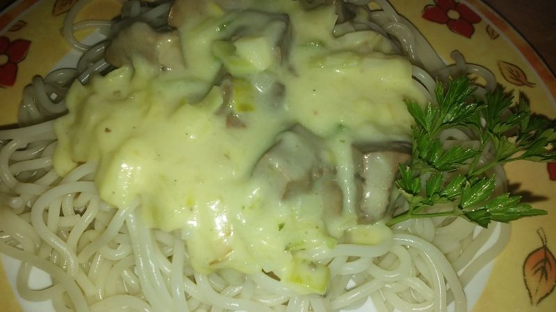 Makaron z sosem serowym i wątróbką