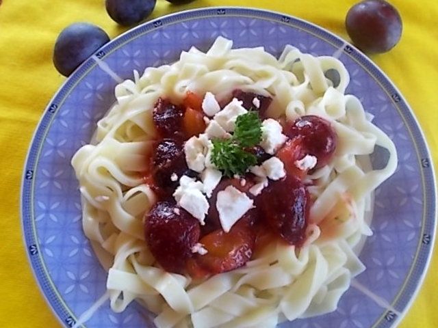 Makaron z sosem śliwkowym i fetą 