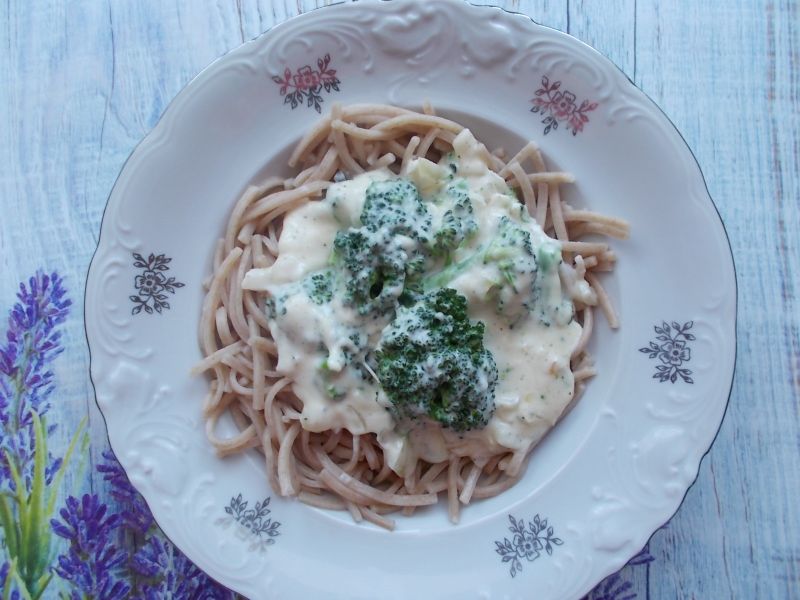 Makaron z sosem śmietanowo-brokułowym