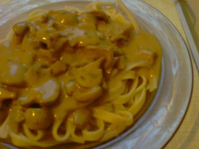 Makaron z sosem śmietanowo - grzybowym