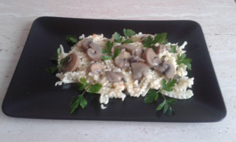 Makaron z sosem śmietanowo- pieczarkowym Makaron z sosem śmietanowo- pieczarkowym