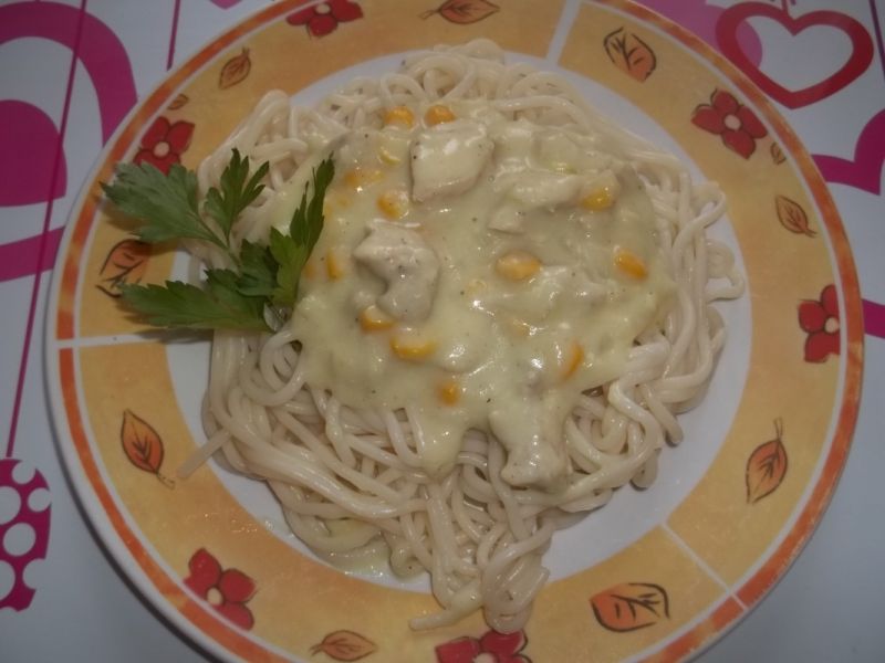 Makaron z sosem śmietanowym z kukurydzą Makaron z sosem śmietanowym z kukurydzą