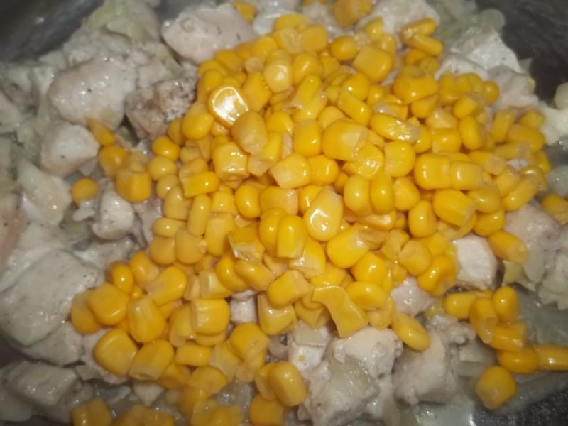 Makaron z sosem śmietanowym z kukurydzą