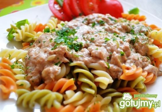 Makaron z sosem śmietanowym z tuńczyka