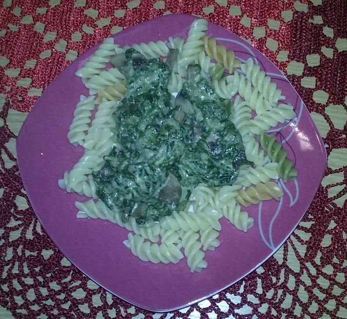 Makaron z sosem szpinakowo-pieczarkowym z serem