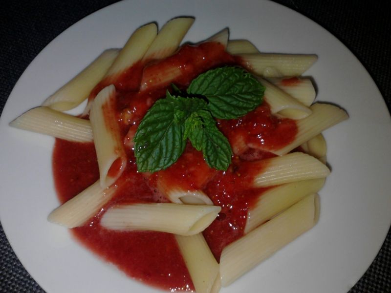 Makaron z sosem truskawkowym