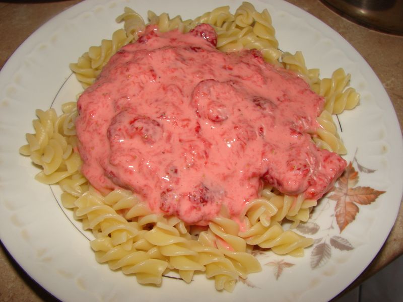 Makaron z sosem truskawkowym Makaron z sosem truskawkowym