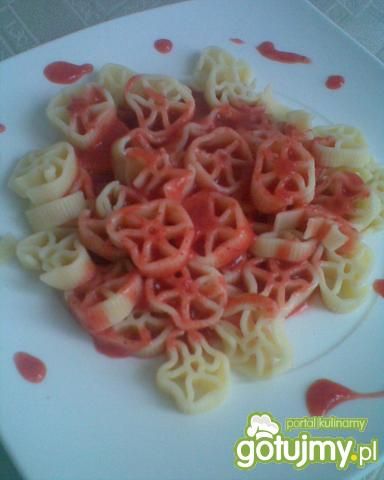 Makaron z sosem truskawkowym.