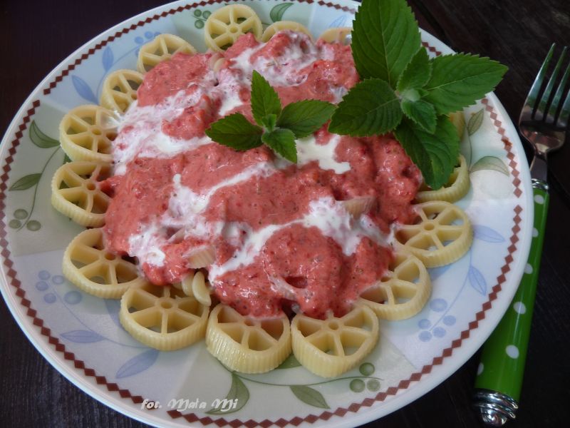 Makaron z sosem truskawkowym z pomarańczą