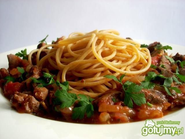 Makaron z sosem wątróbkowym 