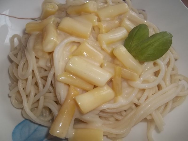Makaron z sosem z fasolką szparagową