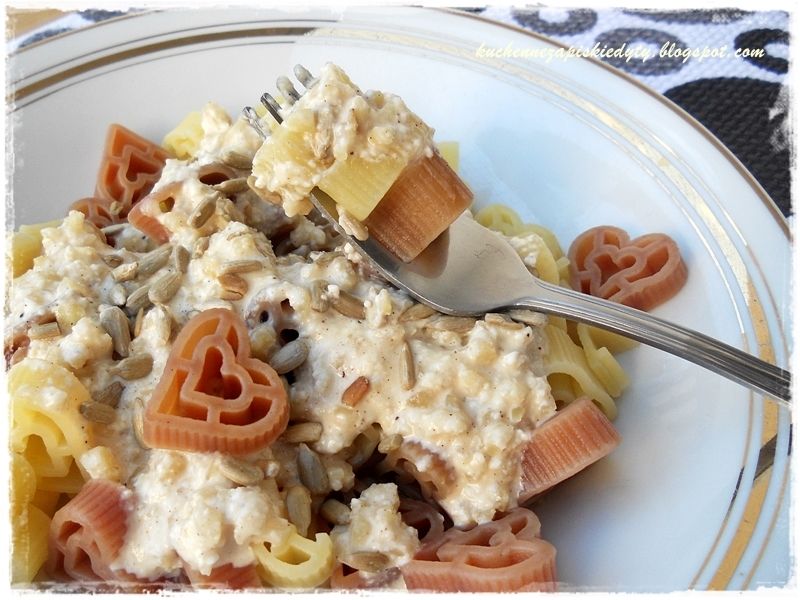 Makaron z sosem z fety i migdałów Makaron z sosem z fety i migdałów