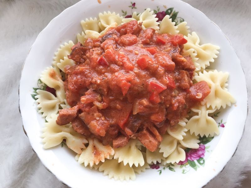 Makaron z sosem z kiełbasą i papryką Makaron z sosem z kiełbasą i papryką