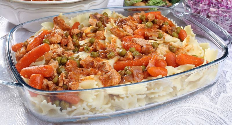 Makaron z sosem z kurczaka groszku i marchewki