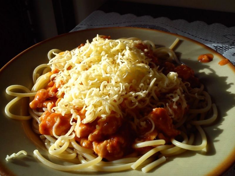 Makaron z sosem z mięsem drobiowym