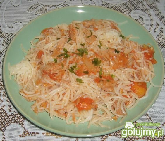 Makaron z sosem z tuńczyka
